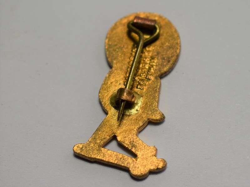 141) Original 1950s Robertsons Golden Shred Golly Badge Hockey Player — image 2