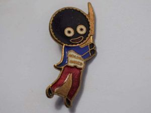 142) Original 1950s Robertsons Golden Shred Golly Badge Cricketer