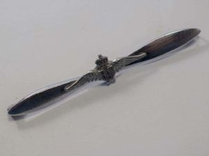 136) Excellent WW2 RAF Propeller & Wings Sweetheart Brooch