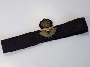 46) Excellent Post WW2 1950s RAF Officers Peaked Cap Badge …