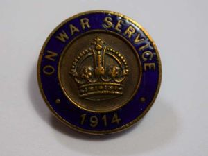 127) Excellent Original WW1 Enamelled On War Service 1914 Lapel …