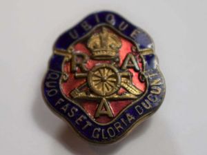 134) Original WW1 WW2 Lapel Badge to the Royal Artillery …