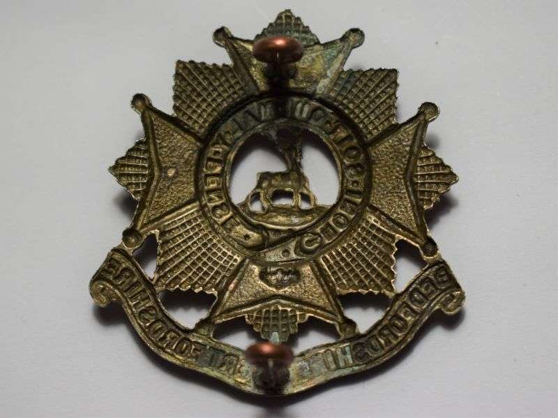 25) Good Original WW1 WW2 Cap Badge. The Bedfordshire & Hertfordshire Regt — image 2