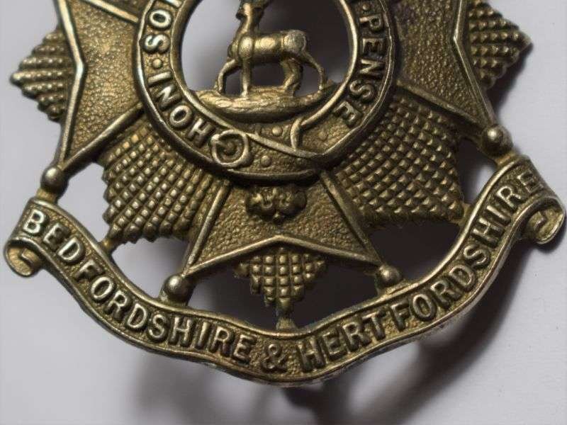 25) Good Original WW1 WW2 Cap Badge. The Bedfordshire & Hertfordshire Regt — image 3