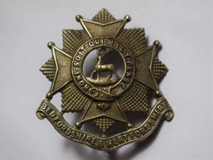 25) Good Original WW1 WW2 Cap Badge. The Bedfordshire & …