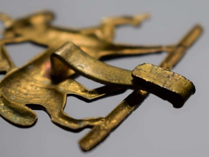 27) Good Original WW2 Cap Badge. The Queens Royal West Surrey Regiment — image 2