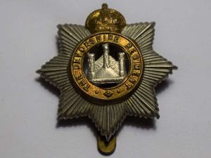 33) Good Original WW1 WW2 Cap Badge. The Devonshire Regiment