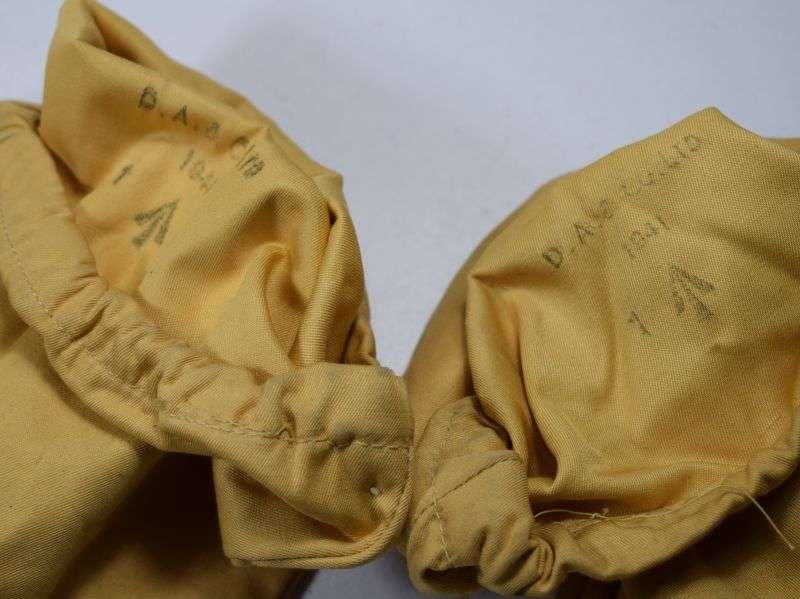 85) Excellent Unissued WW2 British Military Yellow Wind Proof Mittens 1941 — image 3