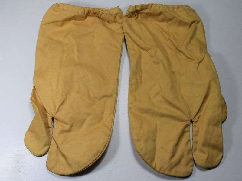 85) Excellent Unissued WW2 British Military Yellow Wind Proof Mittens 1941 — image 4