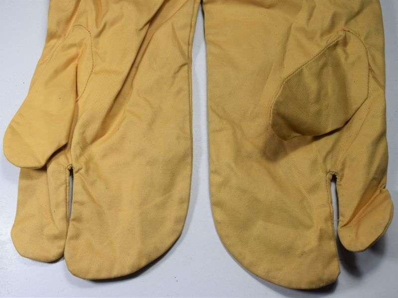 85) Excellent Unissued WW2 British Military Yellow Wind Proof Mittens 1941 — image 6