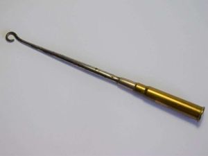 97) Excellent WW1 British Trench Art Button Hook Dated 1915