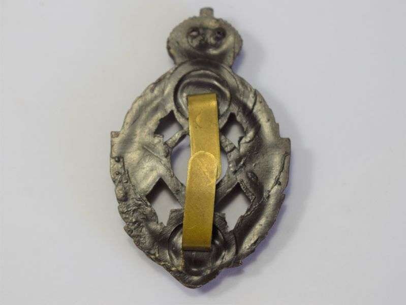 87) An Original WW2 Bakelite Cap Badge to the REME — image 2