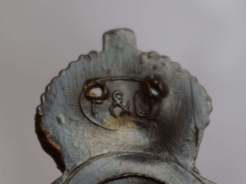 87) An Original WW2 Bakelite Cap Badge to the REME — image 3