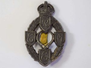 87) An Original WW2 Bakelite Cap Badge to the REME