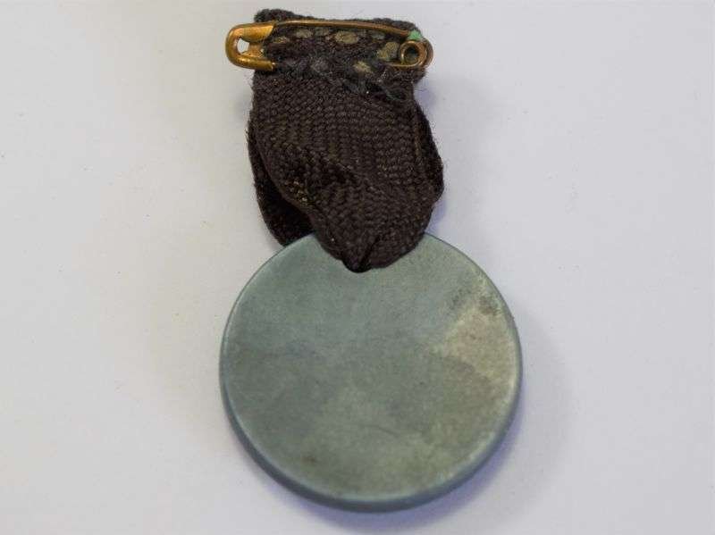 103) Small WW2 Home Made? Pin on Breast Badge Photograph of Soldier — image 2