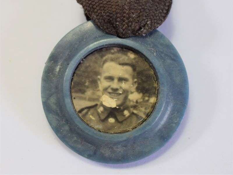 103) Small WW2 Home Made? Pin on Breast Badge Photograph of Soldier — image 3