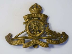 185) Good Original WW1 WW2 Royal Artillery Cap Badge