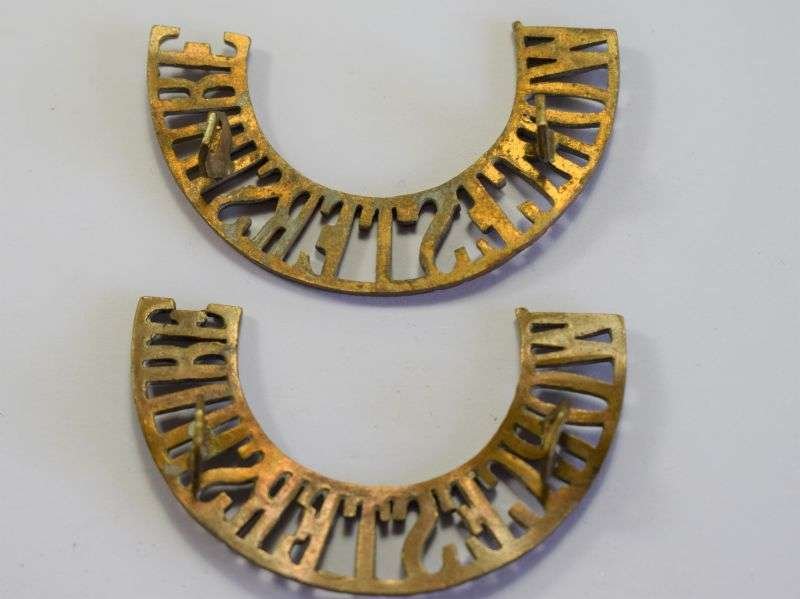 85) Original WW1 WW2 British Army Worcestershire Regt Brass Shoulder Title Pair — image 2