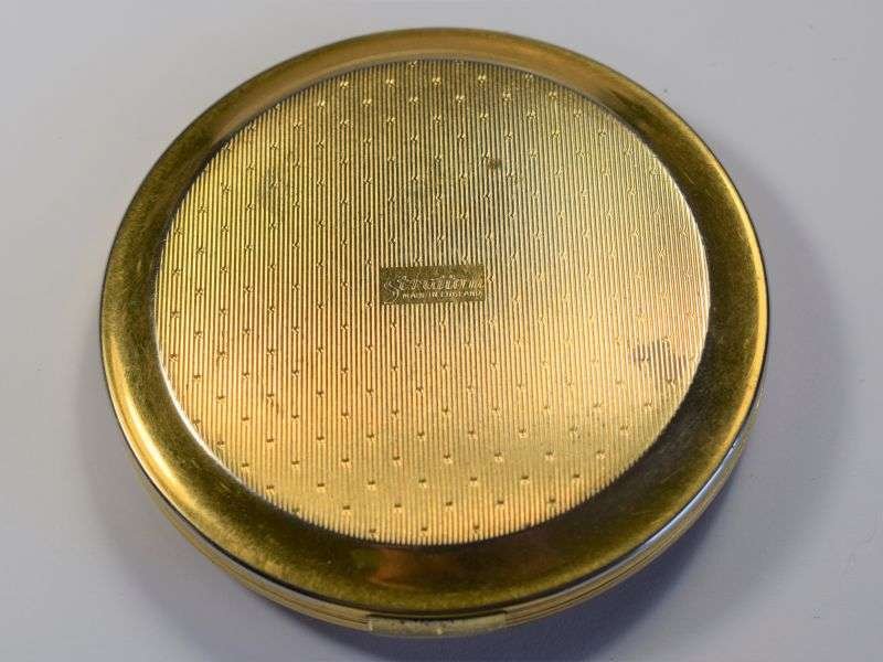 1) Excellent Original WW2 Woman's Sweetheart Compact With RA Badge — image 3