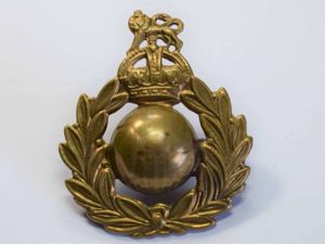 144) Original Well Polished WW1 WW2 Royal Marines Cap Badge