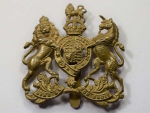 37) Good Original WW1 WW2 General Service Cap Badge