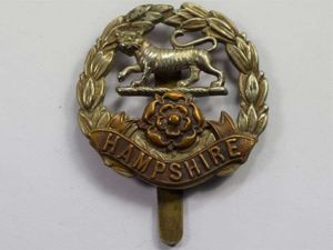 74) Good Original WW1 WW2 Hampshire Regiment Bi-Metal Cap Badge