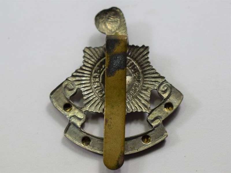 39) Original WW1 WW2 Royal Sussex Regt Bi Metal Cap Badge — image 2