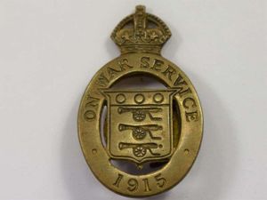 26) Nice Original WW1 On War Service 1915 Lapel Badge …