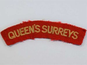 25) Original WW2 Queen's Surreys Cloth Shoulder Title
