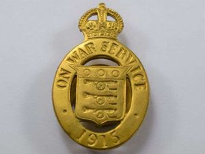 AAJ) Excellent Original WW1 On War Service 1915 Lapel Badge …