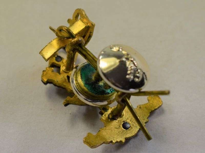 AK) Post WW2 Royal Signals Officers 2-Part Cap Badge & Buttons — image 2