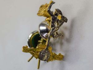 AK) Post WW2 Royal Signals Officers 2-Part Cap Badge & …