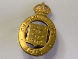 4 Excellent Original WW1 British On War Service 1915 Lapel …