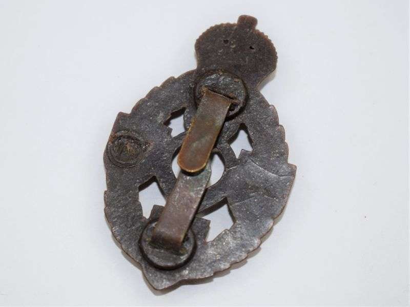 32 Good Original WW2 Wartime Economy Plastic Badge to the REME — image 2