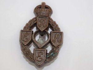 32 Good Original WW2 Wartime Economy Plastic Badge to the …
