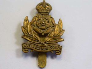 33 An Original WW1 WW2 Cap Badge The Intelligence Corps