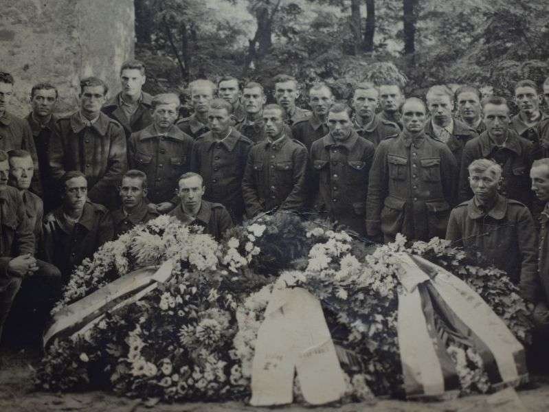 Interesting WW2 Photo Stalag III E German Guards, French Soldiers & Flower Covered Coffin — image 3