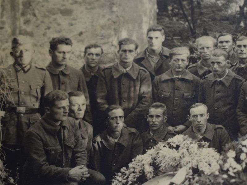 Interesting WW2 Photo Stalag III E German Guards, French Soldiers & Flower Covered Coffin — image 4