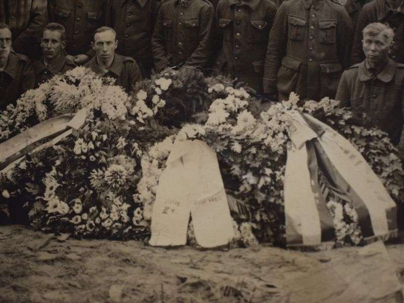 Interesting WW2 Photo Stalag III E German Guards, French Soldiers & Flower Covered Coffin — image 5