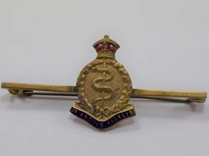 WW1 WW2 Royal Army Medical Corps Enamelled Sweetheart Brooch.