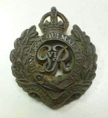 WW2 Royal Engineers Bakelite Cap Badge — image 2