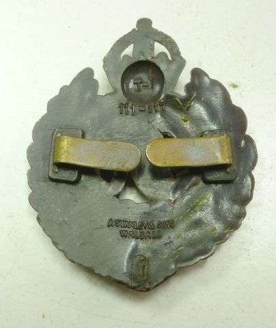 WW2 Royal Engineers Bakelite Cap Badge — image 3