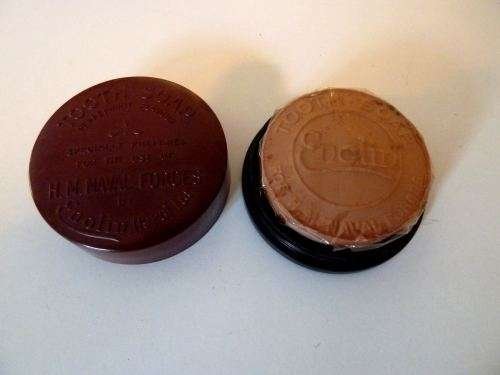 WW2 Royal Navy Issue Bakelite Pot Containing Tooth Soap — image 3