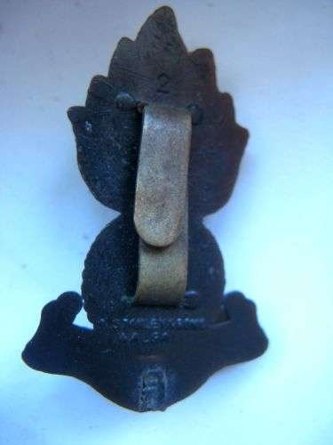 Mint WW2 Royal Artillery Bakelite Cap Badge for GS Cap, Beret & Forage Cap — image 2