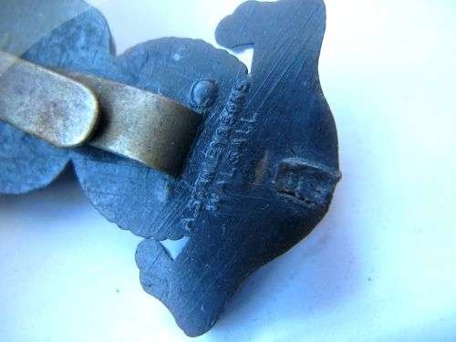 Mint WW2 Royal Artillery Bakelite Cap Badge for GS Cap, Beret & Forage Cap — image 3