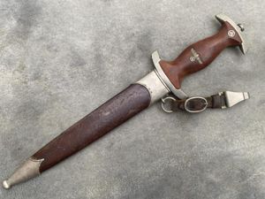 AN EARLY SA DAGGER WITH SHORT HANGER BY 'ASSO'.