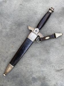 A VERY DECENT EXAMPLE OF AN EARLY DLV FLYERS DAGGER.