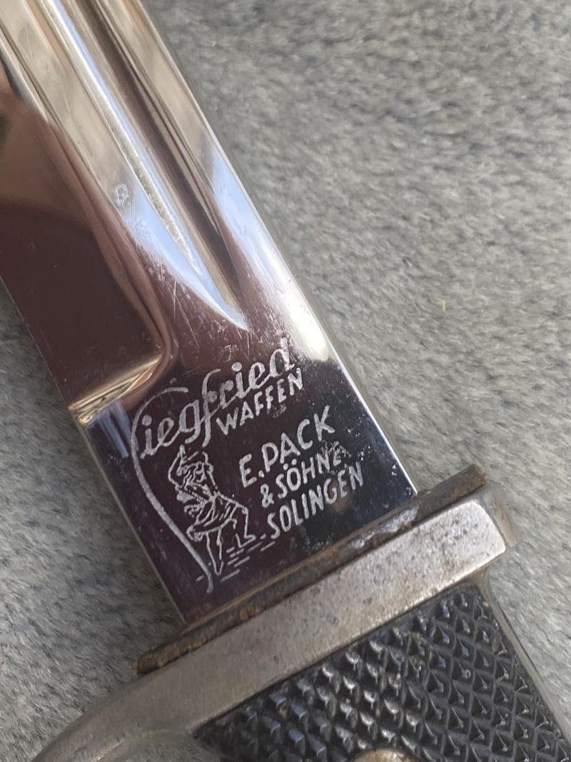 A RARE SHORT DRESS BAYONET WITH A 'MEMORY OF MY SERVICE TIME' ETCHED BLADE BY E.P & S. — image 7