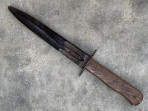 A LUFTWAFFE FIGHTING KNIFE '5' MARKED BLADE.