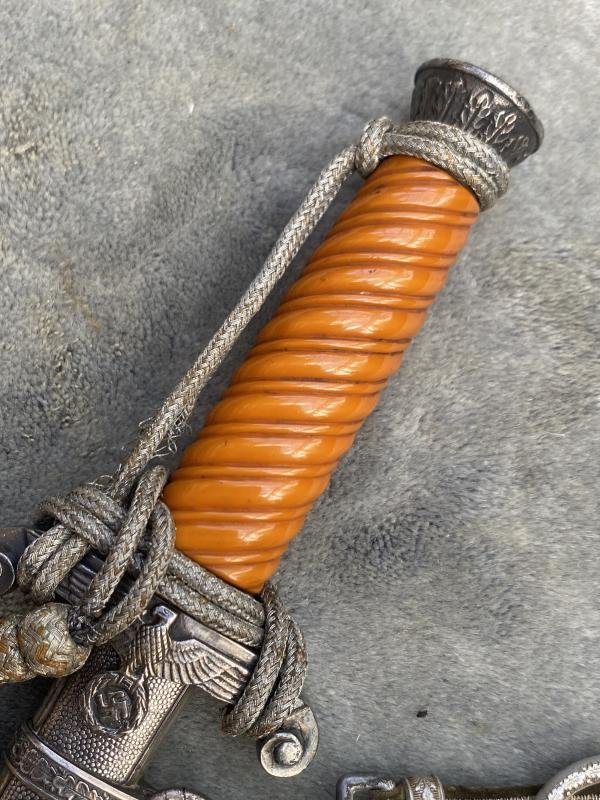 A RARE EARLY ARMY DAGGER WITH SLANT GRIP . PERSONALISED WITH ORIGINAL KNOT AND HANGERS. — image 3